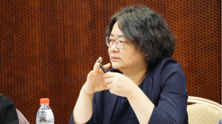 胡建英教授主持论坛